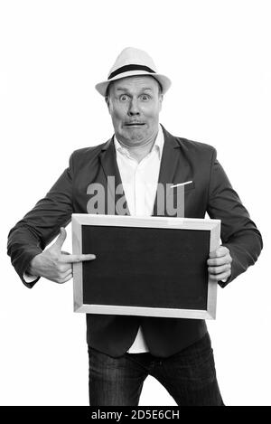 Reifen Geschäftsmann Holding leere Tafel während Zeigefinger Schockiert Stockfoto