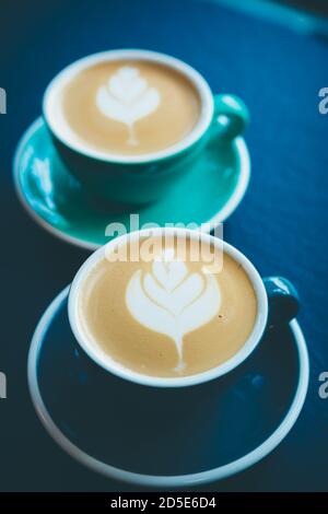 Zwei Tassen frischen Latte Kaffee zum Frühstück im italienischen Café serviert.köstliche erfrischende Getränk mit frisch gerösteten Koffeinbohnen und Milch zubereitet. Stockfoto