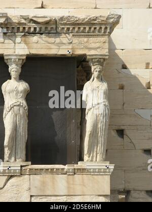 Rechte Seitenansicht von Karyatiden modellierten weiblichen Figuren auf Das Erechtheion in Athen Stockfoto