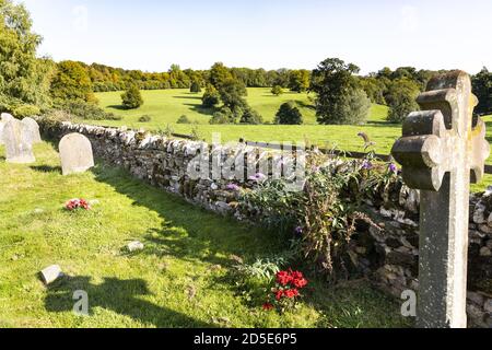 Der Blick auf die Landschaft vom Kirchhof der St. Mary's Kirche im Cotswold Dorf Temple Guiting, Gloucestershire UK Stockfoto