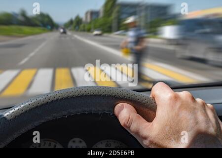 Die Fahrer Hand auf das Lenkrad eines Autos Bewegung mit hoher Geschwindigkeit Stockfoto