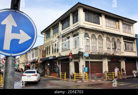 Straßenecke mit chinesisch-portugiesischer Architektur, chinesisch-kolonialer Architektur und Verkehrszeichen in Phuket Town, Thailand Stockfoto