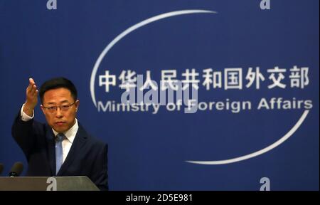 Peking, China. Oktober 2020. Der Sprecher des chinesischen Außenministeriums Zhao Lijian hält am Dienstag, den 13. Oktober 2020, eine Pressekonferenz mit in- und ausländischen Journalisten in Peking ab. Zhao ermahnte die USA wegen ihrer Einmischung in Taiwan, Hongkong und Xinjiang und attackierte die USA, weil sie das Coronavirus weiterhin als "China-Grippe" bezeichnen. Foto von Stephen Shaver/UPI Kredit: UPI/Alamy Live Nachrichten Stockfoto