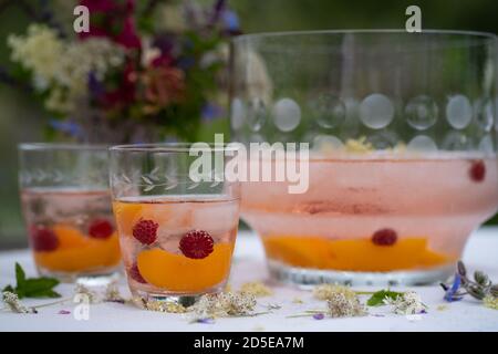 Pfirsich Party Punsch im Freien Stockfoto