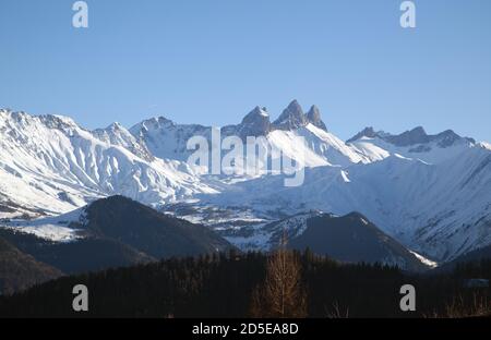 Aiguilles d'Arves in einem schönen blauen Himmel Wintertag. Maurienne Savoie Frankreich Stockfoto