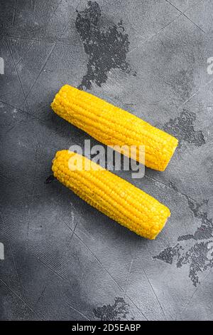 Bio-Mais gelb süß auf der Kohle, über grau strukturierten Hintergrund, Draufsicht. Stockfoto