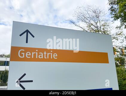 Blick auf Richtungsschild am deutschen Krankenhaus mit Wort geriatrie (englische Übersetzung: geriatrie, Schwerpunkt Schriftzug) Stockfoto