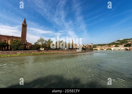 Verona Stadtbild und die Etsch, Santa Anastasia Kirche, Glockenturm der Kathedrale und die Ponte Pietra (Steinbrücke, I Jahrhundert v. Chr.), Italien. Stockfoto