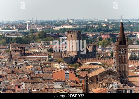 Verona Stadtbild vom Hügel aus gesehen, historisches Viertel mit der Kirche Santa Eufemia und Castelvecchio (Alte Burg). Venetien, Italien, Europa. Stockfoto