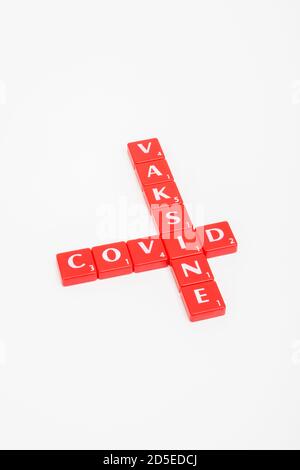 Rote Buchstaben Kachel Matrix für Covid 19, Heilung covid, & Coronavirus / covid Impfstoff in schwedischer Sprache auf off-white Hintergrund. Für den Kampf gegen den gefürchteten CV19 Stockfoto