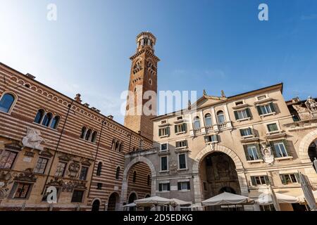 Verona, Piazza dei Signori auch bekannt als Piazza Dante, Platz im historischen Zentrum der Stadt. In der Mitte der Lamberti Turm, Torre dei Lamberti. Stockfoto