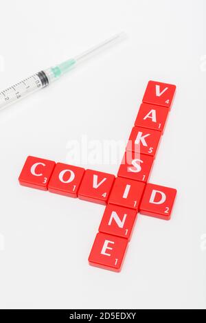 Rote Buchstaben Kachel Matrix für Covid 19, Heilung Covid, Coronavirus / Covid-Impfstoff in Schwedisch auf off-white Hintergrund. Für den Kampf gegen den gefürchteten CV19 Stockfoto