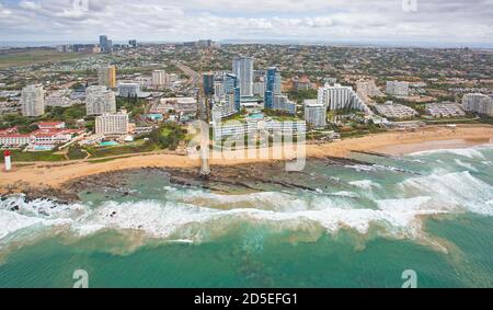 Durban, Kwa-Zulu Natal / Südafrika - 09/30/2020: Luftbild von Umhlanga Rocks Strandsteg und Leuchtturm, Teilzeitnutzung Stockfoto