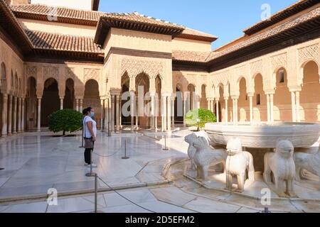 Granada, Spanien - 30. September 2020: Touristen mit Gesichtsmaske besuchen die Alhambra in Granada während der Coronavirus-Pandemie. Stockfoto