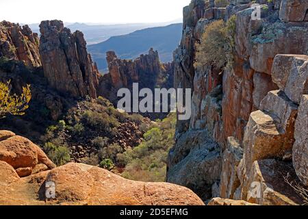 Blick auf die Landschaft des malerischen Tals der Verödung, Camdeboo National Park, Südafrika Stockfoto