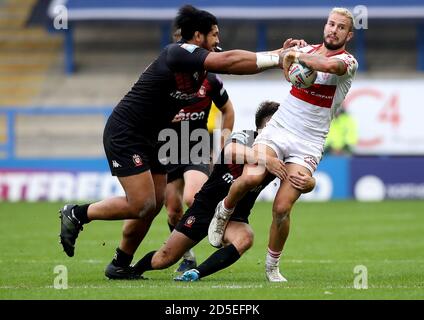 Hull KR's Ben Crooks (rechts) wird von Pauli Pauli Pauli von Salford Red Devils (links) und Tom Gilmore während des Betfred Super League Spiels im Halliwell Jones Stadium, Warrington, angegangen. Stockfoto