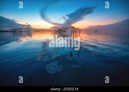 Traditionelle quadratische Netzgeräte bei Sonnenaufgang in Pakpra Canal, Phatthalung, Thailand Stockfoto