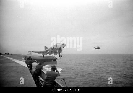 Die Royal Navy Phantom F-4K in Tests auf dem Flugzeug Carrier HMS Eagle im Juni 1969 Stockfoto