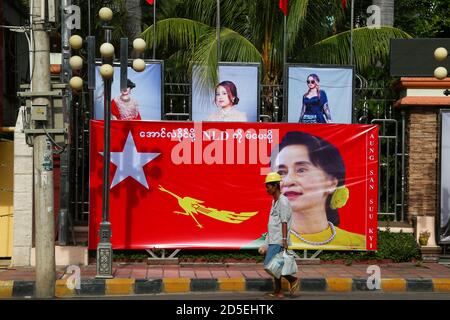 Mandalay, Myanmar. September 2020. Ein alter Mann wird vor dem Wahlkampfausschuss der Nationalen Liga für Demokratie gesehen.die Parlamentswahlen in Myanmar 2020 finden am 8. November statt. Kredit: Kaung Zaw Hein/SOPA Images/ZUMA Wire/Alamy Live Nachrichten Stockfoto