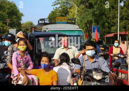 Mandalay, Myanmar. September 2020. Ein Mann trägt eine Gesichtsmaske mit einem Zeichen der Nationalen Liga für Demokratie.die Parlamentswahlen in Myanmar 2020 finden am 8. November statt. Kredit: Kaung Zaw Hein/SOPA Images/ZUMA Wire/Alamy Live Nachrichten Stockfoto