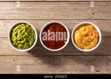 Traditionelle mexikanische Saucen. Guacamole, Chili-Pfeffer-Sauce und Käsesauce Stockfoto