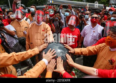 Mandalay, Myanmar. September 2020. Mitglieder der Nationalen Liga für Demokratie mit Gesichtsmasken nehmen an der Wahlkampagne im Regionalbüro der Nationalen Liga für Demokratie Teil.die Parlamentswahlen in Myanmar 2020 finden am 8. November statt. Kredit: Kaung Zaw Hein/SOPA Images/ZUMA Wire/Alamy Live Nachrichten Stockfoto