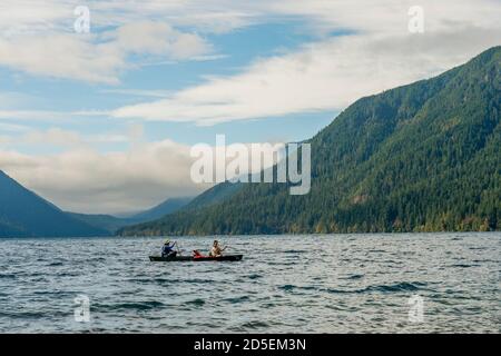 Menschen Kanufahren auf dem Lake Crescent in der Nähe der Lake Crescent Lodge auf der Olympic Peninsula im Olympic National Park im Bundesstaat Washington, USA. Stockfoto
