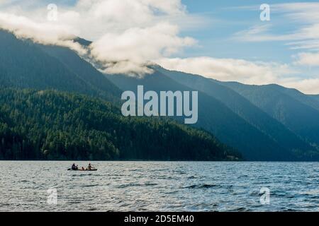 Menschen Kanufahren auf dem Lake Crescent in der Nähe der Lake Crescent Lodge auf der Olympic Peninsula im Olympic National Park im Bundesstaat Washington, USA. Stockfoto