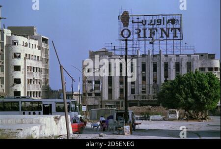 18. September 1993 EIN vom Krieg verwüstet Märtyrerplatz in Beirut, dominiert vom ehemaligen Rivoli Cinema Gebäude im Hintergrund. Stockfoto