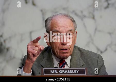 Washington, DC, USA. Oktober 2020. Der US-Senator Chuck Grassley (Republikaner von Iowa) spricht am Dienstag, den 13. Oktober 2020, während einer Bestätigungsverhandlung des Justizausschusses des Senats in Washington, DC, USA. Die Demokraten bekommen ihren ersten Riss bei der Befragung von Amy Coney Barrett heute während ihrer Bestätigungsverhandlung am Obersten Gerichtshof der USA, wo sie planen, sich darauf zu konzentrieren, wie sie das Gericht in eine konservativere Richtung bewegen könnte, in Fragen wie Gesundheitsversorgung und Abtreibung. Quelle: Stefani Reynolds/Pool via CNP Quelle: dpa/Alamy Live News Stockfoto