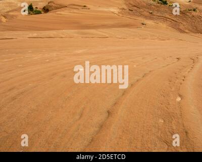 Crossbedding im orangefarbenen Slickrock-Mitglied des Entrada-Sandsteins in Moab, Utah, West-USA Stockfoto