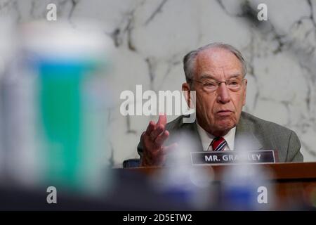 Washington, DC, USA. Oktober 2020. Der US-Senator Chuck Grassley (Republikaner von Iowa) spricht am Dienstag, den 13. Oktober 2020, während einer Bestätigungsverhandlung des Justizausschusses des Senats in Washington, DC, USA. Die Demokraten bekommen ihren ersten Riss bei der Befragung von Amy Coney Barrett heute während ihrer Bestätigungsverhandlung am Obersten Gerichtshof der USA, wo sie planen, sich darauf zu konzentrieren, wie sie das Gericht in eine konservativere Richtung bewegen könnte, in Fragen wie Gesundheitsversorgung und Abtreibung. Quelle: Stefani Reynolds/Pool via CNP Quelle: dpa/Alamy Live News Stockfoto