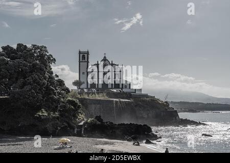 Strand Grande und katholische Kirche, Sao Roque, Sao Miguel, Azoren, Portugal, Stockfoto