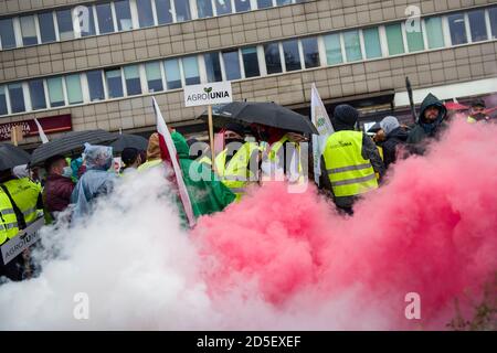 Rauchflair lite, indem sie während des marsches gegen die Bauern protestierten.um gegen das sogenannte "fünf für Tiere"-Gesetz (Piatka dla zwierzat) zu protestieren, marschierte Agrounia, die Bauernorganisation unter der Leitung von Michal Kolodziejczak, durch die Straßen und lähmte die öffentlichen Verkehrsmittel. Es wird geschätzt, dass 70 Tausend Menschen an dem Protest teilgenommen haben. Stockfoto