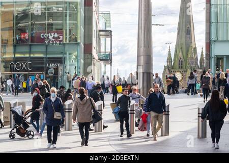 Massen von Menschen tragen Gesichtsmasken in Birmingham City Centre AS Stadt und Land gehen in eine weitere Reihe von strengeren Sperrmaßnahmen Stockfoto