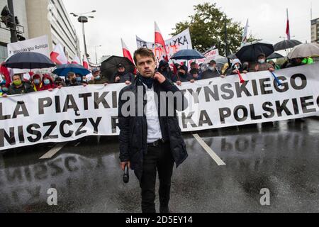 Michal Kolodziejczak ging während des marsches an der Front.um dem sogenannten "fünf für Tiere"-Gesetz (Piatka dla zwierzat) entgegenzutreten, marschierte Agrounia, die Bauernorganisation von Michal Kolodziejczak, durch die Straßen und lähmte die öffentlichen Verkehrsmittel. Es wird geschätzt, dass 70 Tausend Menschen an dem Protest teilgenommen haben. Stockfoto