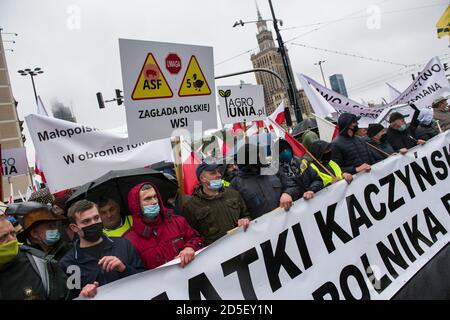 Demonstranten, die Gesichtsmasken trugen und Plakate hinter einem riesigen Banner hielten, marschierten während des marsches durch die Straßen, um gegen das sogenannte "fünf für Tiere"-Gesetz (Piatka dla zwierzat) zu protestieren.die Bauernorganisation von Michal Kolodziejczak lähmte die öffentlichen Verkehrsmittel. Es wird geschätzt, dass 70 Tausend Menschen an dem Protest teilgenommen haben. Stockfoto