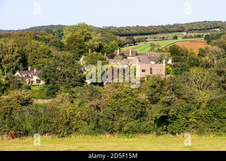 Das Cotswold-Dorf Ford, Gloucestershire, Großbritannien - in einer Gegend, die für ihre Rennställe berühmt ist und Heimat von Jonjo O’Neill’s Jackdaws Castle ist