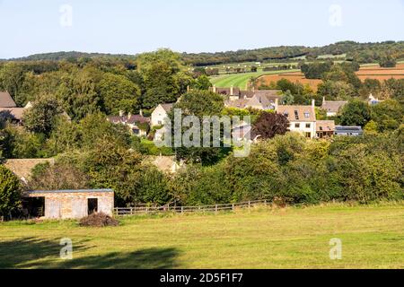 Das Cotswold-Dorf Ford, Gloucestershire, Großbritannien - in einer Gegend, die für ihre Rennställe berühmt ist und Heimat von Jonjo O’Neill’s Jackdaws Castle ist Stockfoto