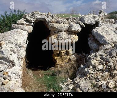 Spanien, Balearen, Menorca, Ferreries. Naviform Siedlung von Son Mercer de Baix. Bewohnter Ort zwischen der frühen Bronzezeit (1400 v. Chr.) und der talayotischen Zeit (1000 v. Chr.). Naviform Dorf mit Boot-förmigen Häusern, genannt "naveta". Naveta der Höhle Es Moro oder Naveta 1. Stockfoto