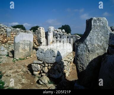 Spanien, Balearen, Menorca, Alaior. Torre d'en Galmés talayotische Siedlung. Es wurde während der frühen Bronzezeit besetzt, um 1600 v. Chr., blieb dort bis zum Mittelalter. Taula-Gehäuse. Stockfoto