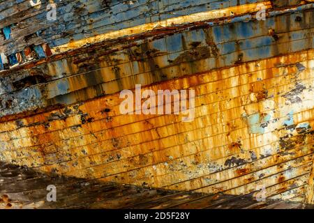 Camaret-sur-Mer. Verwitterter hölzerner Bootsrumpf zeigt lebendige Farben von Rost und Verfall in einem verlassenen Hafen. Finistere. Bretagne. Frankreich Stockfoto