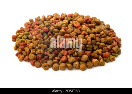 Trockenes Katzenfutter auf weißem Hintergrund Stockfoto