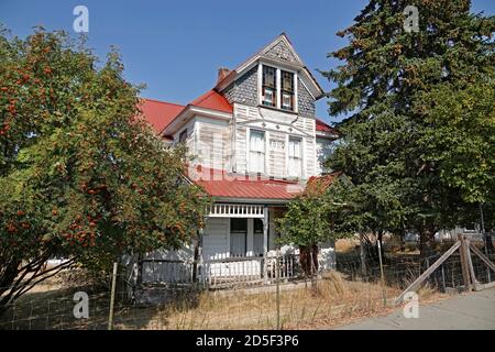 Ein großes, wanderndes, viktorianisches Haus liegt verlassen in einer Seitenstraße in der kleinen Stadt Dayville im Zentrum von Oregon, am John Day River. Stockfoto