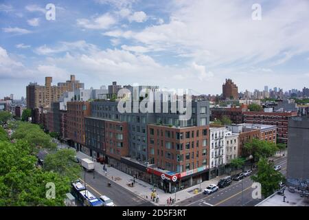 New York, NY - Mai 29 2020: Stadtbild über der 14. Straße mit Blick auf East Village Gebäude Stockfoto