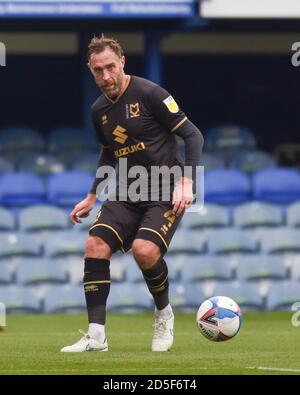 Richard Keogh von MK Dons während der League ein Spiel zwischen Portsmouth und MK Dons im Fratton Park , Portsmouth , UK - 10. Oktober 2020 nur für redaktionelle Verwendung. Keine Verkaufsförderung. Für Football-Bilder gelten Einschränkungen für FA und Premier League. Keine Nutzung des Internets/Handys ohne FAPL-Lizenz - für Details wenden Sie sich an Football Dataco Stockfoto