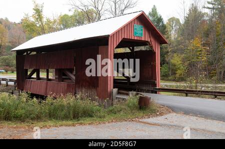 Die Upper Covered Bridge über den Cox Brook in Northfield Falls, Vermont (1872), USA Stockfoto