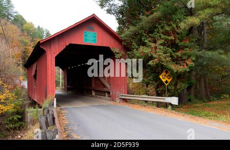 Die untere überdachte Brücke über den Cox Brook in Northfield Falls, Vermont (1872), USA Stockfoto