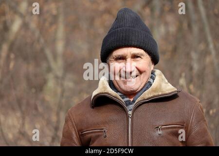 Portrait von glücklichen älteren Mann im Freien. Herbstsaison, Konzept des Alters, Leben im Dorf Stockfoto