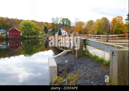 Die schwimmende Brücke (1820) über Sunset Lake in Brookfield Vermont. Die einzige schwimmende Brücke in New England, USA Stockfoto